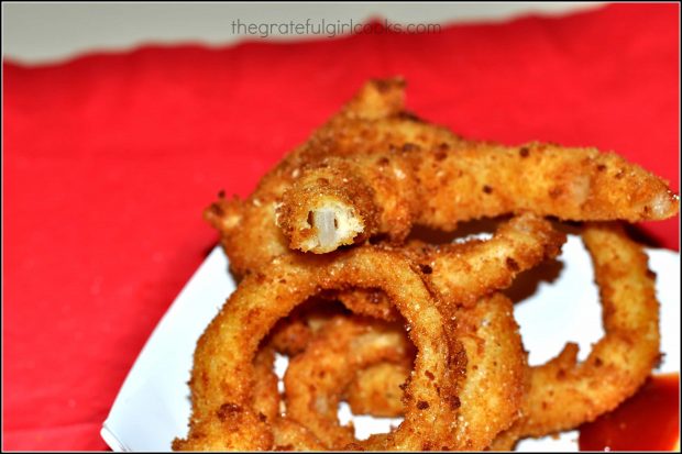 Fried onion rings, ready to eat!