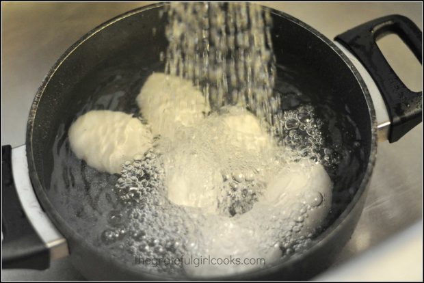 Rinsing hot boiled eggs with cold water