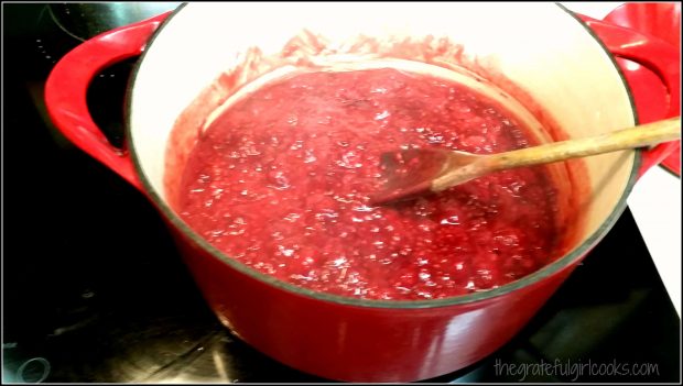 Raspberries, sugar, cinnamon and cornstarch are cooked until pie filling thickens.