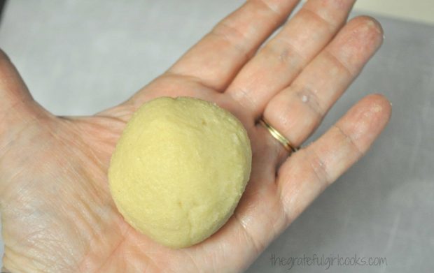 Each giant sugar cookie uses 1/3 cup of dough, rolled into ball.