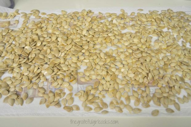 In order to roast pumpkin seeds, they must first dry completely, after rinsing.
