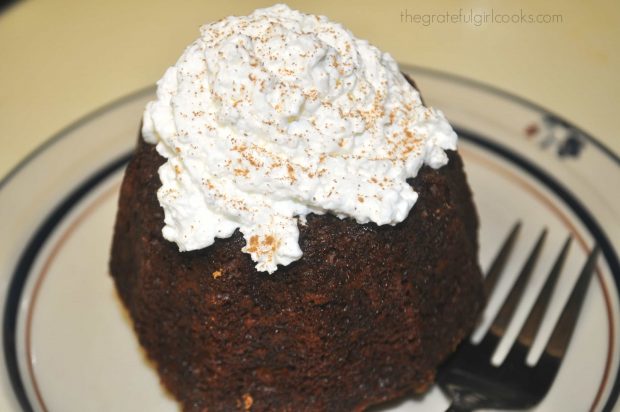 Gingerbread bundt cakes can also be topped with whipped cream, sprinkled with cinnamon.