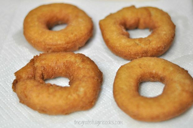Paper towels absorb the oil after frying the doughnuts.