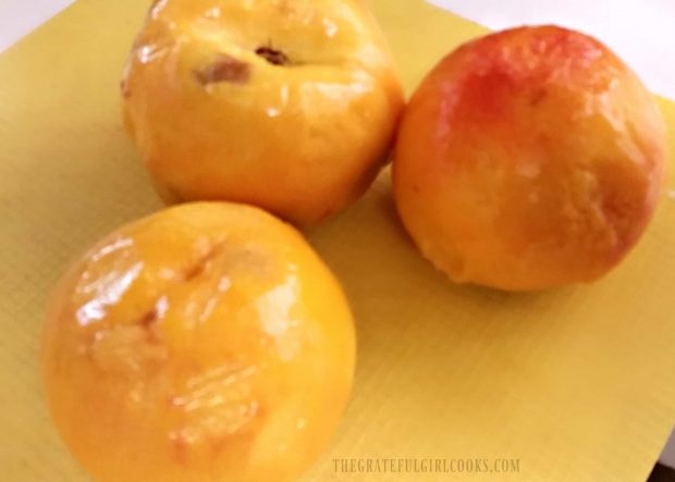 The peels rub right off of the peaches. Time to slice,