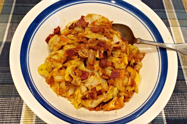 Once done, the fried cabbage (with bacon, onions and garlic) are served.