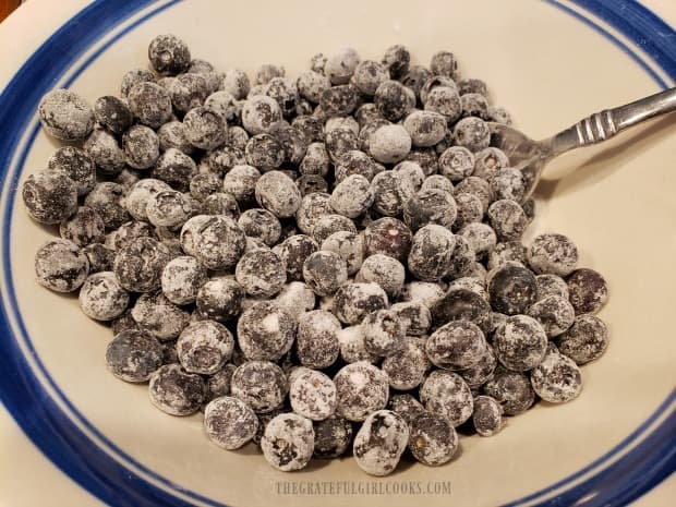 The blueberries are covered with granulated sugar, cornstarch and a pinch of salt.