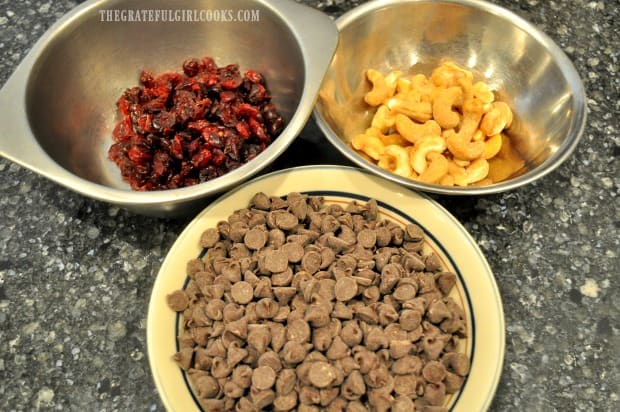 Ingredients for these treats are semi-sweet chocolate, dried cranberries, and roasted cashews.