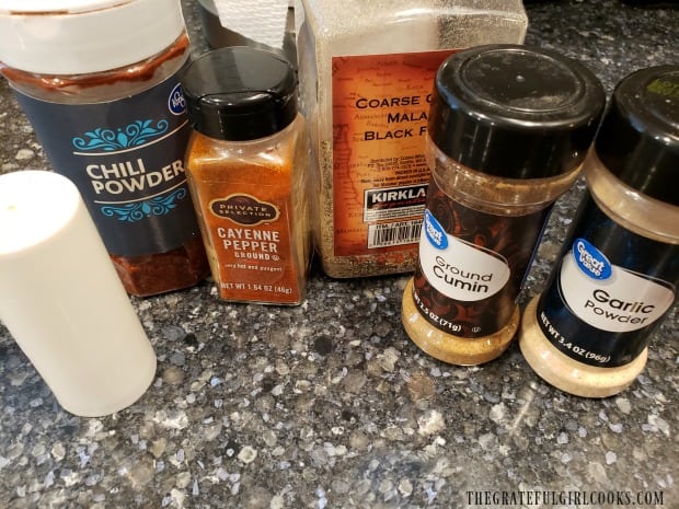 Salt, chili powder, cayenne pepper, pepper, cumin and garlic powder are the seasonings for chicken.