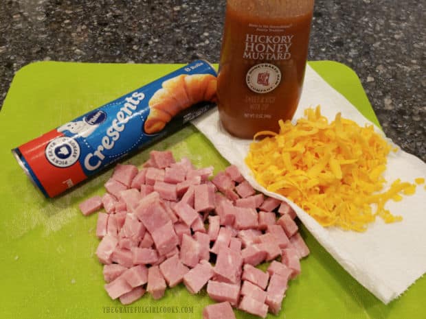 The main ingredients are crescent roll dough, honey mustard, ham and cheese.