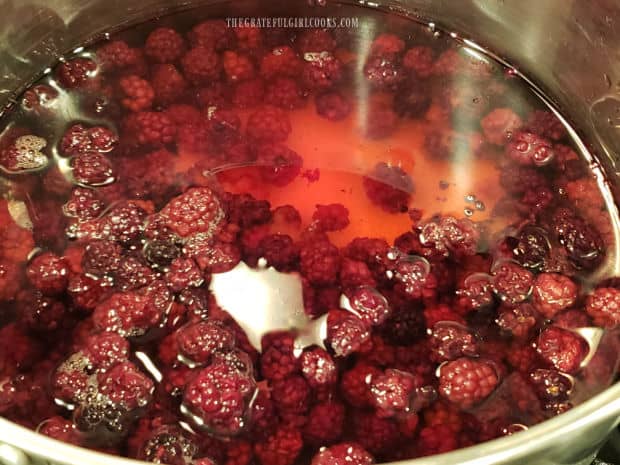 Blackberries, water and sugar cooking in order to make pancake syrup.