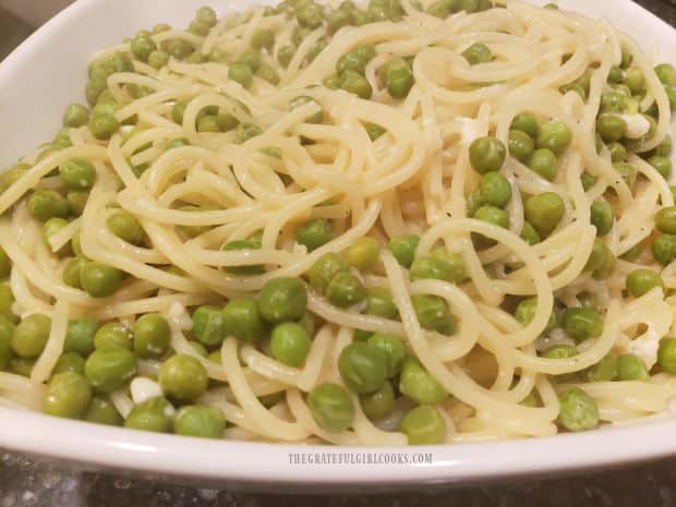 Lemon pasta and peas ready to serve while hot.