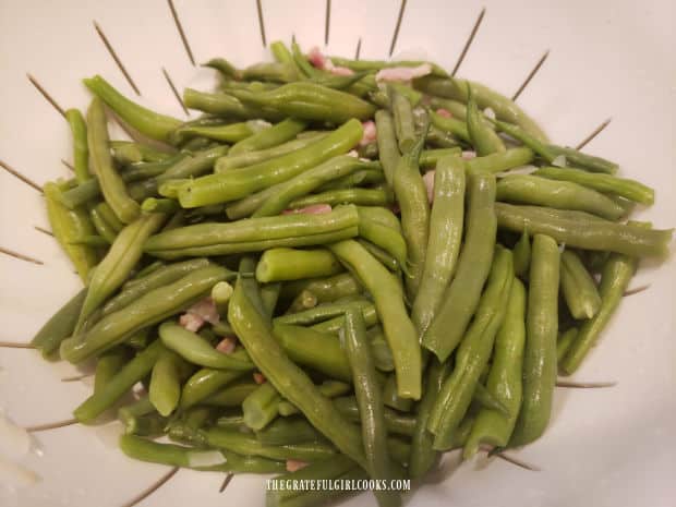 Draining the green beans in a colander.