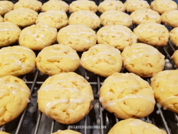 Once drizzled glaze has firmed up, the lemon krispie cookies can be served.