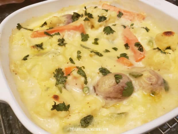 After baking, the cheesy vegetable casserole cools for 3-4 minutes on a wire rack.