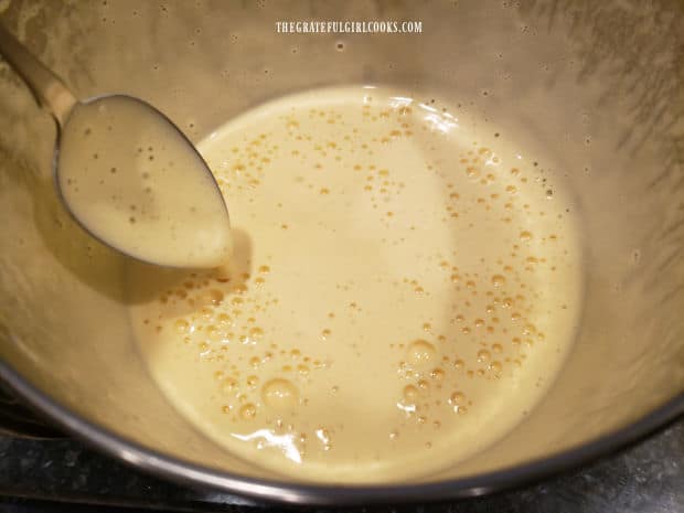 Eggs, vanilla, sugar and flour are mixed with an electric mixer for 10 minutes.