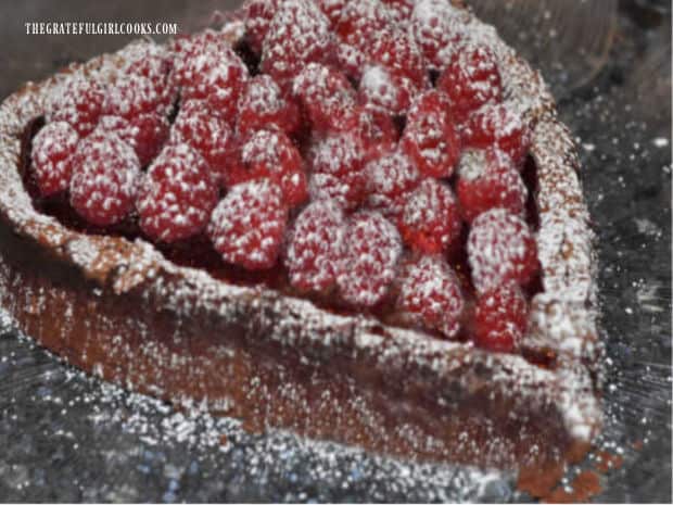 After dusting the chocolate raspberry torte with powdered sugar, it is ready to be served!