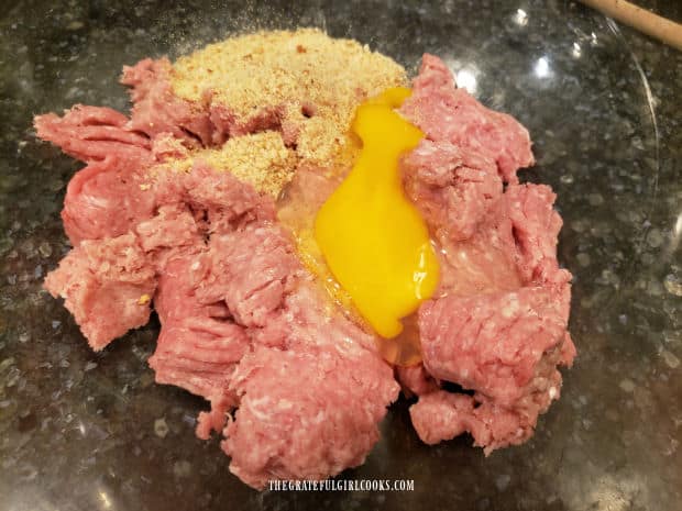 Ground turkey, egg, bread crumbs and garlic salt are combined in large bowl.