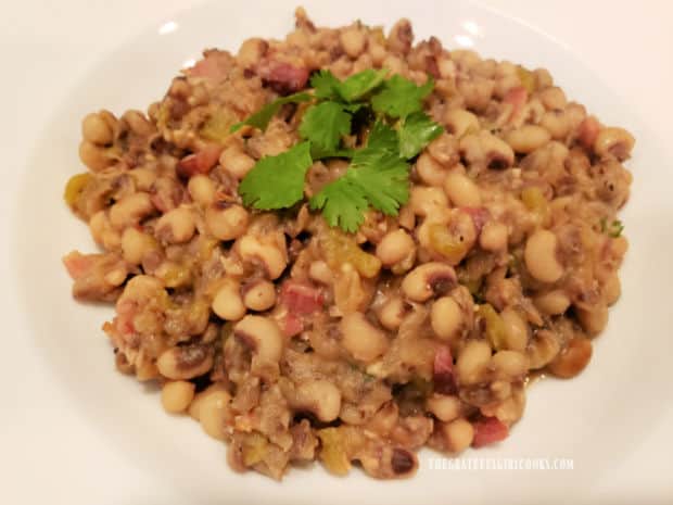 A white bowl, filled with Southwest-style blackeyed peas ready to be served.