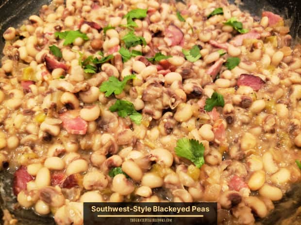 Southwest-Style Blackeyed Peas are a delicious side dish! Blackeyed peas are cooked with bacon, onions, green chiles, and Mexican spices.