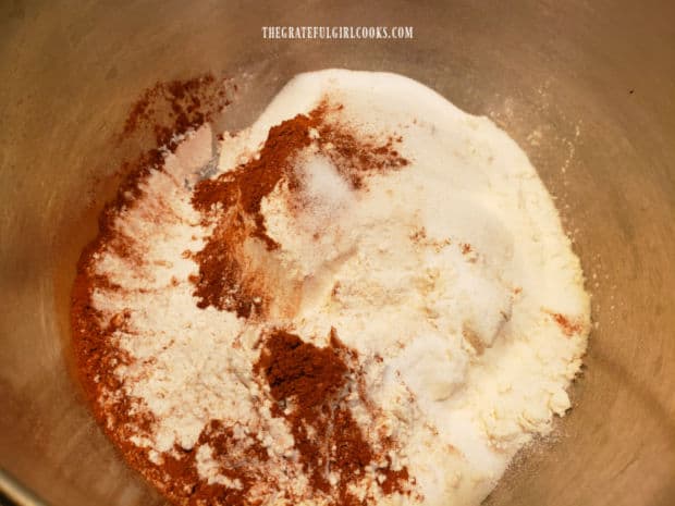 Flour, sugar, baking soda, salt and cinnamon are combined in a mixing bwl.
