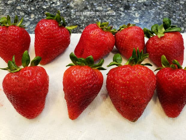 The strawberries air dry on layers of paper towels.