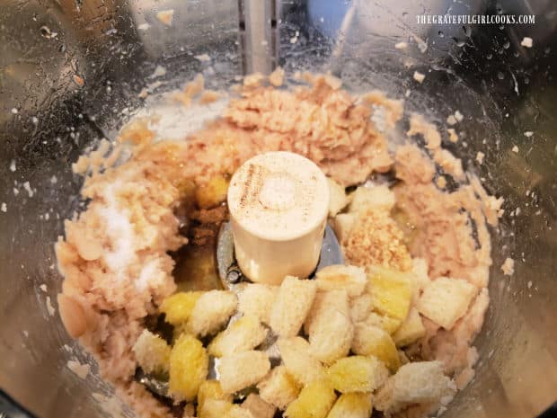 Bread cubes, olive oil, etc. are added to the processed cannellini beans.