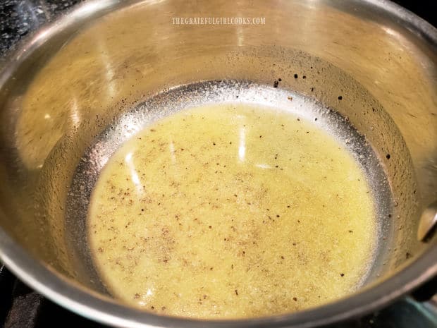 Melted butter, garlic powder, seasoning salt, and pepper are combined for sauce.