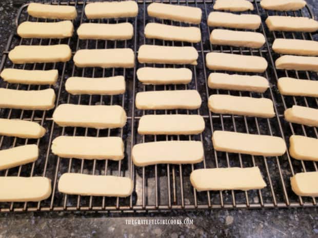 After baking, the lemon meltaway cookies cool on a wire rack.