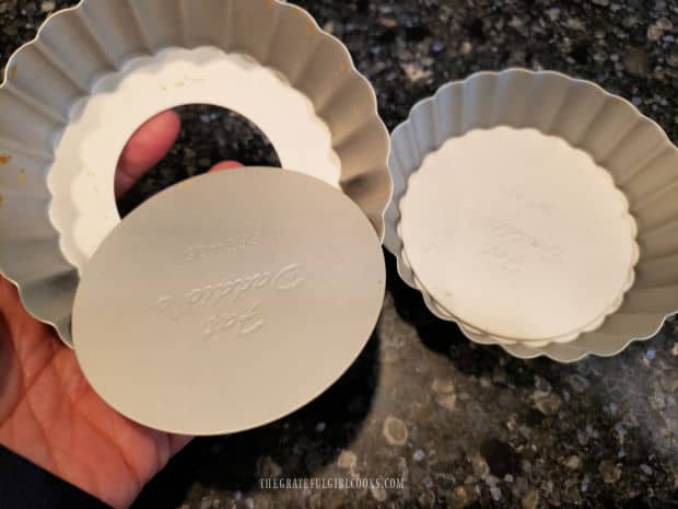 Miniature tart pans with removable bottom plates are used for this dessert.
