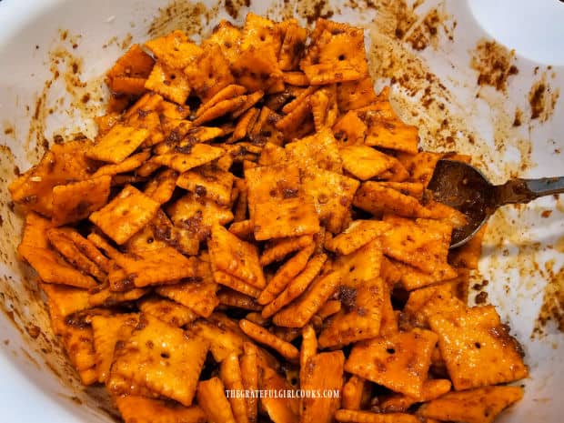 All the cheese crackers are now coated with the seasoning sauce.