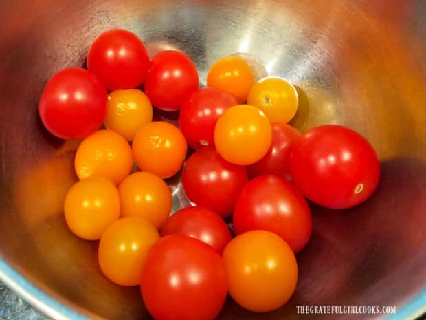 After the cherry tomatoes dry, they are placed in a bowl.