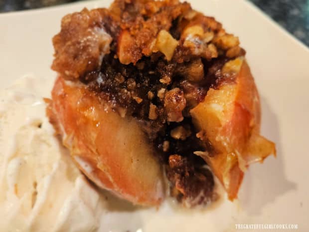 Once cut, the filling inside the apple is visible all the way through.